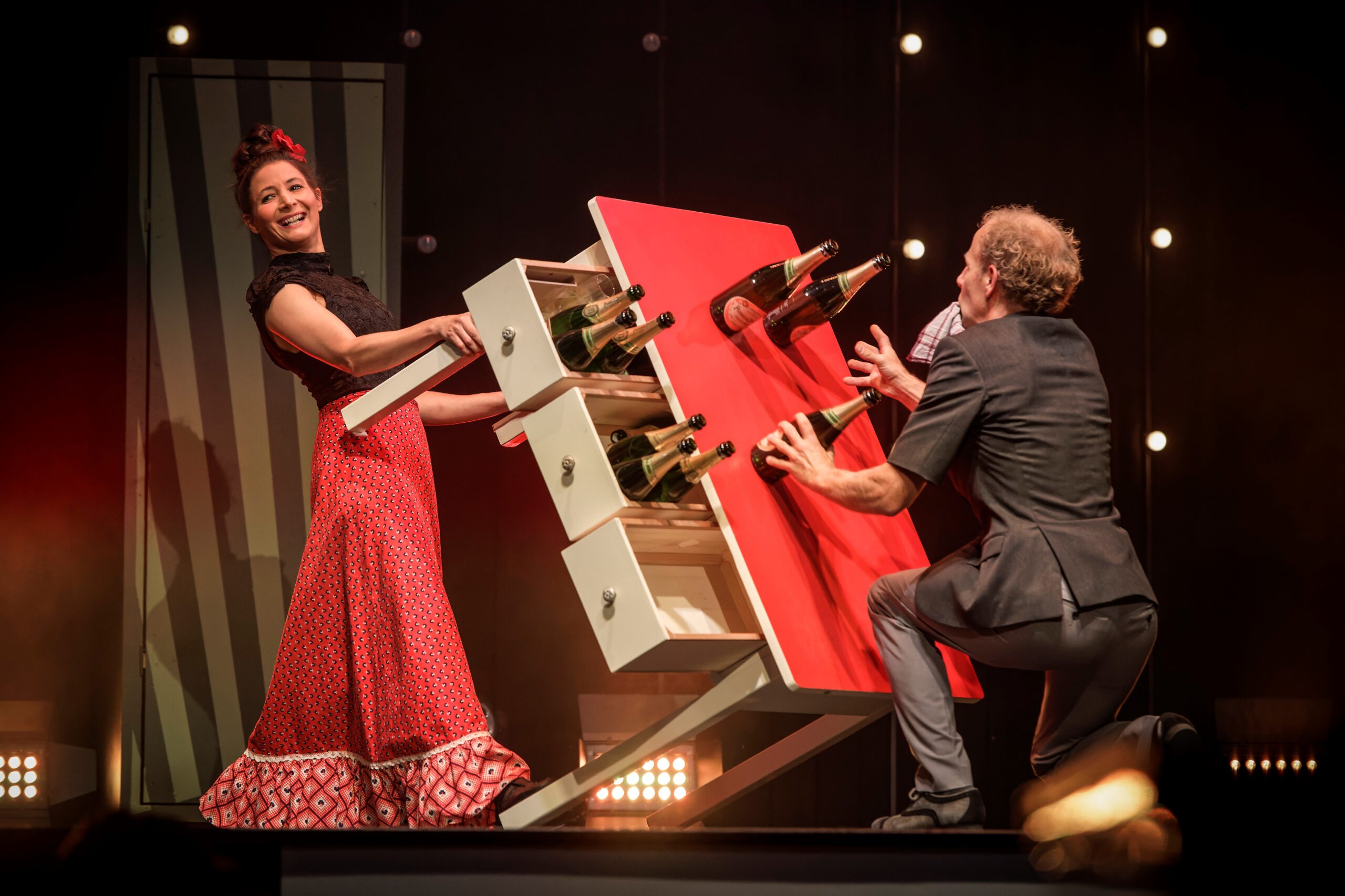 Varieté im Hansa-Theater - Duo E1NZ - Esther und Jonas Slanzi | Flaschenjonglage © Barbara Bamberger