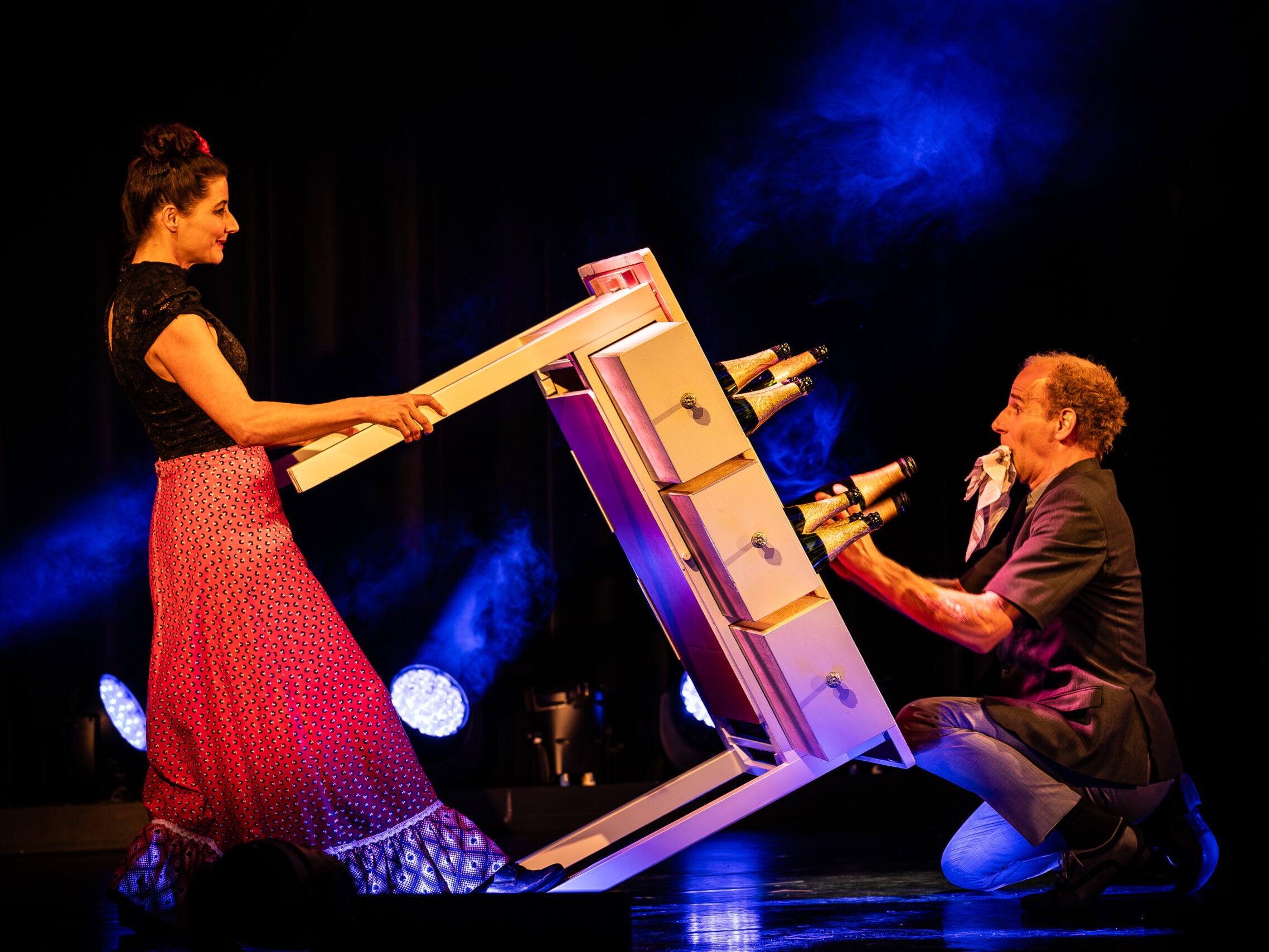 Varieté im Hansa-Theater - Esther und Jonas - Flaschenjonglage © Simon Brachmann__HTV5793_02